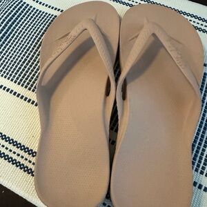 NWOT Archives Women's/Unisex Tan Flip Flops